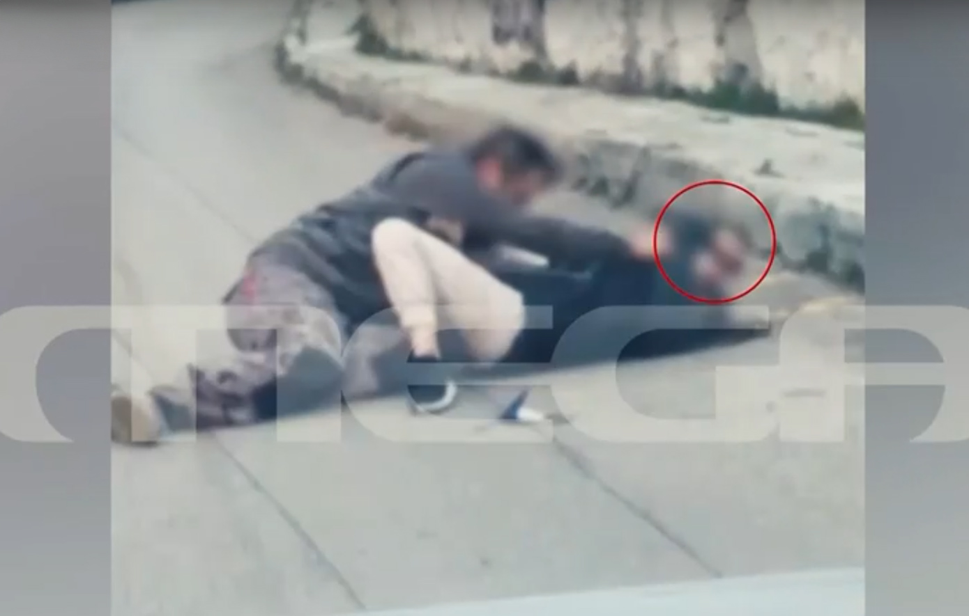 Σοκαριστικό-βίντεο-με-τη-δολοφονία-ξυλουργού-στη-Χαλκίδα-από-39χρονη:-Τον-έσφαξε-με-40-μαχαιριές-στη-μέση-του-δρόμου