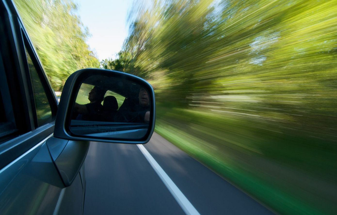 Ασυνείδητος-οδηγός-έτρεχε-με-204-χλμ-στην-Περιφερειακή-Υμηττού-–-Αναζητείται-από-την-Αστυνομία