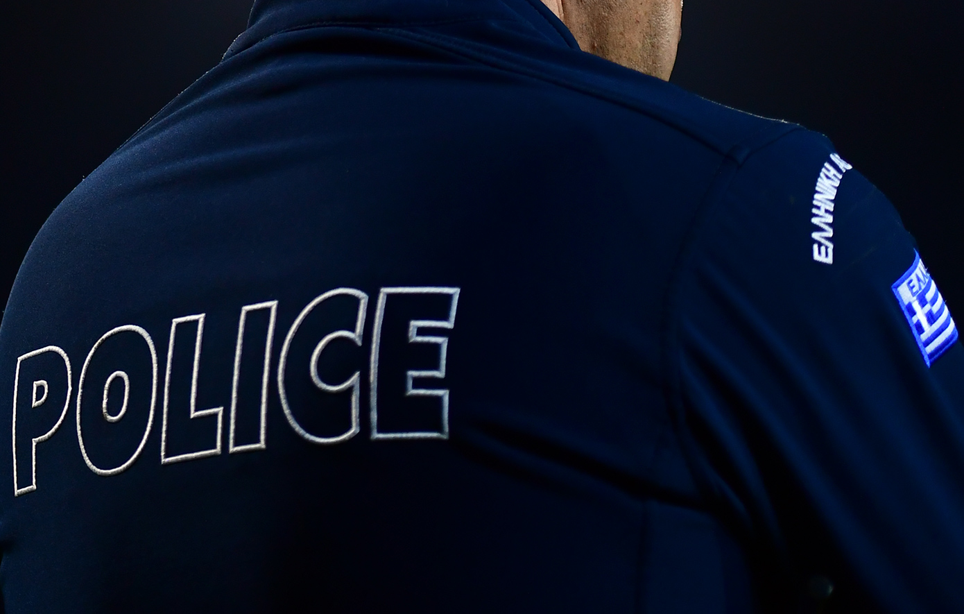 37χρονη-οδηγός-τραυμάτισε-τροχονόμο,-αγνοώντας-τις-υποδείξεις-του-–-Κινήθηκε-με-το-αυτοκίνητό-της-προς-τα-πάνω-του