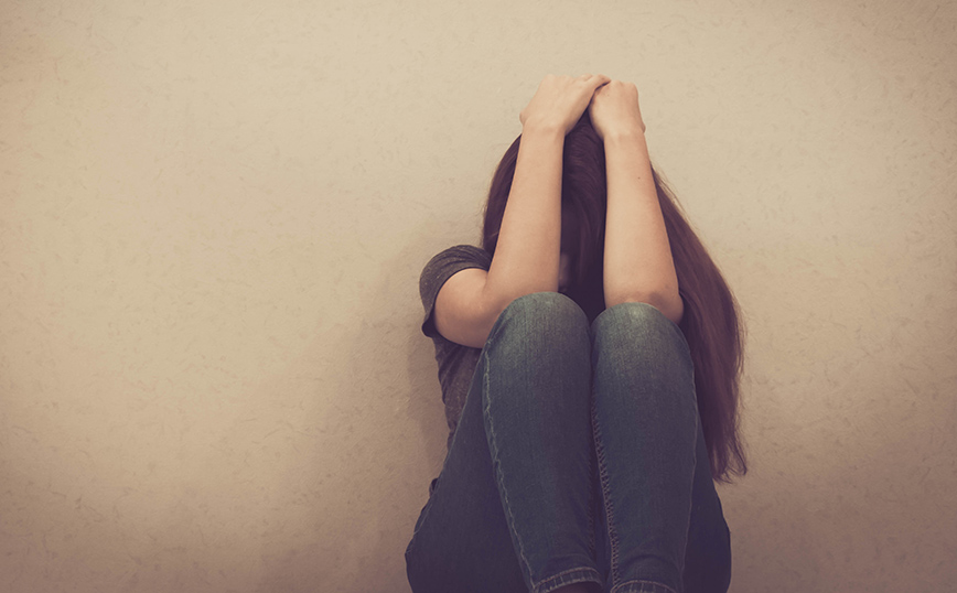 Σοκάρει-ανήλικη-που-καταγγέλλει-αρπαγή-και-ομαδικό-βιασμό:-«Δεν-μπορώ-να-πάω-σχολείο,-φοβάμαι-–-Αυτός-κυκλοφορεί-ακόμα»