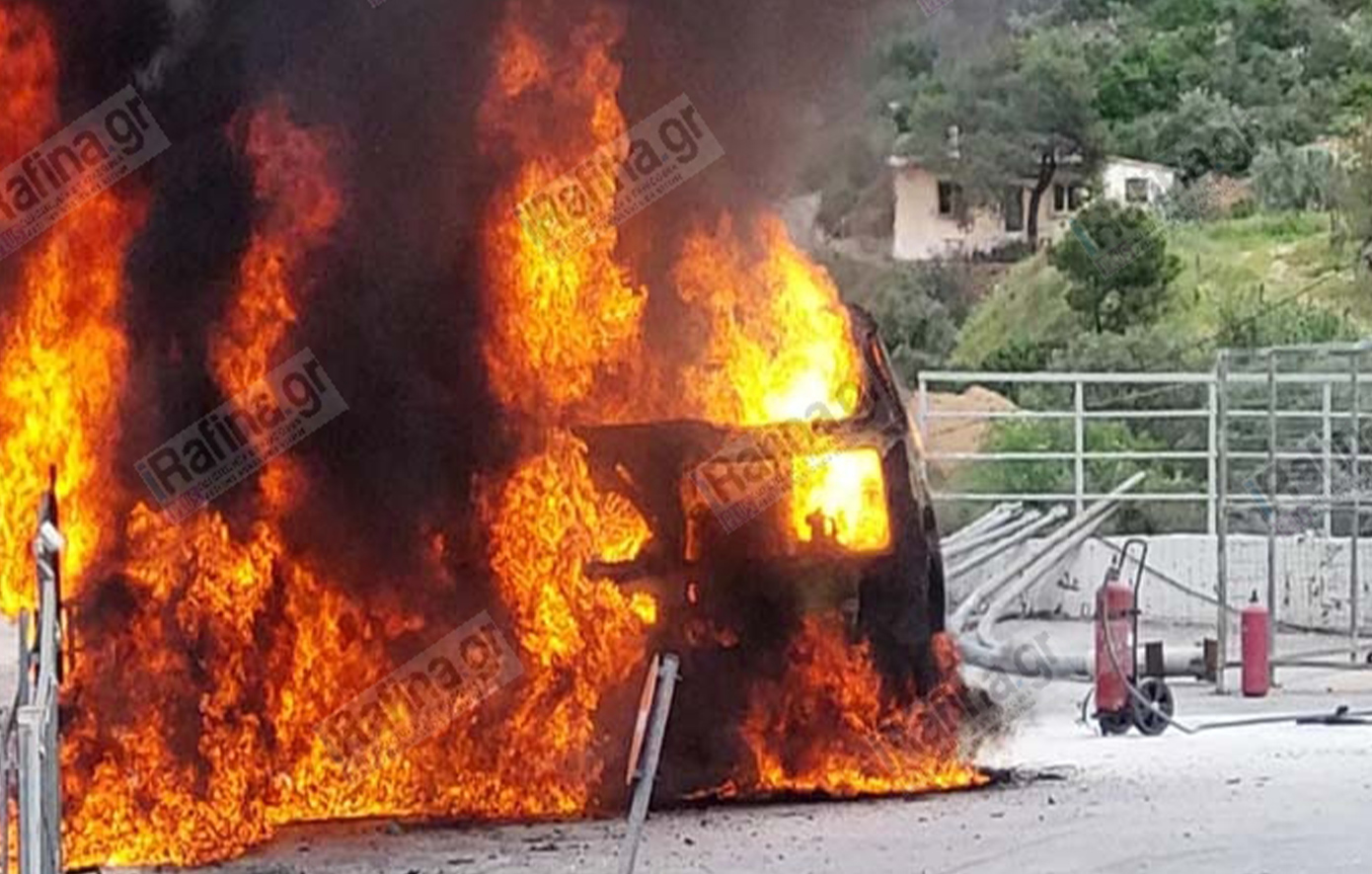 Ραφήνα:-Βαν-τυλίχθηκε-στις-φλόγες-μέσα-σε-πρατήριο-καυσίμων