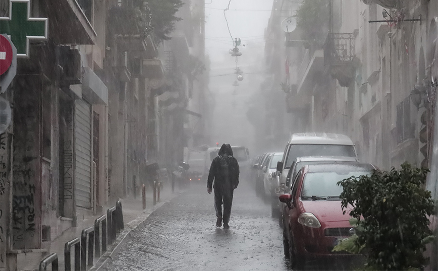Άνδρας-έριξε-κάτω-22χρονη-στη-Σόλωνος-και-φώναζε-ότι-ήθελε-να-κάνει-σεξ-μαζί-της-–-Περαστικοί-στα-Εξάρχεια-τον-ακινητοποίησαν