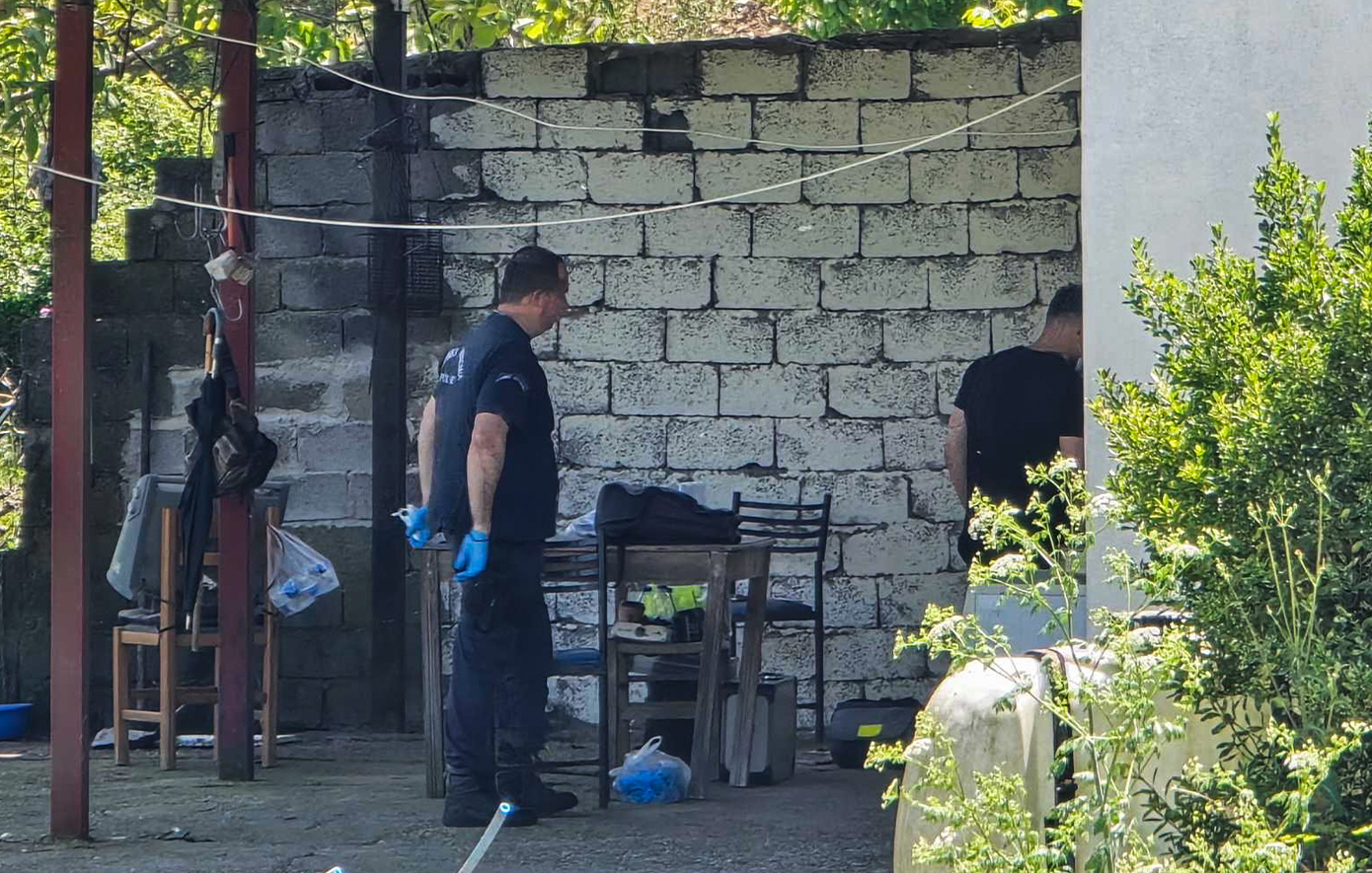 Πατροκτονία-στην-Αμφιλοχία:-«Ήταν-μισός-στο-κρεβάτι-και-μισός-κάτω-και-αίματα-παντού»-–-Συγκλονιστικές-μαρτυρίες