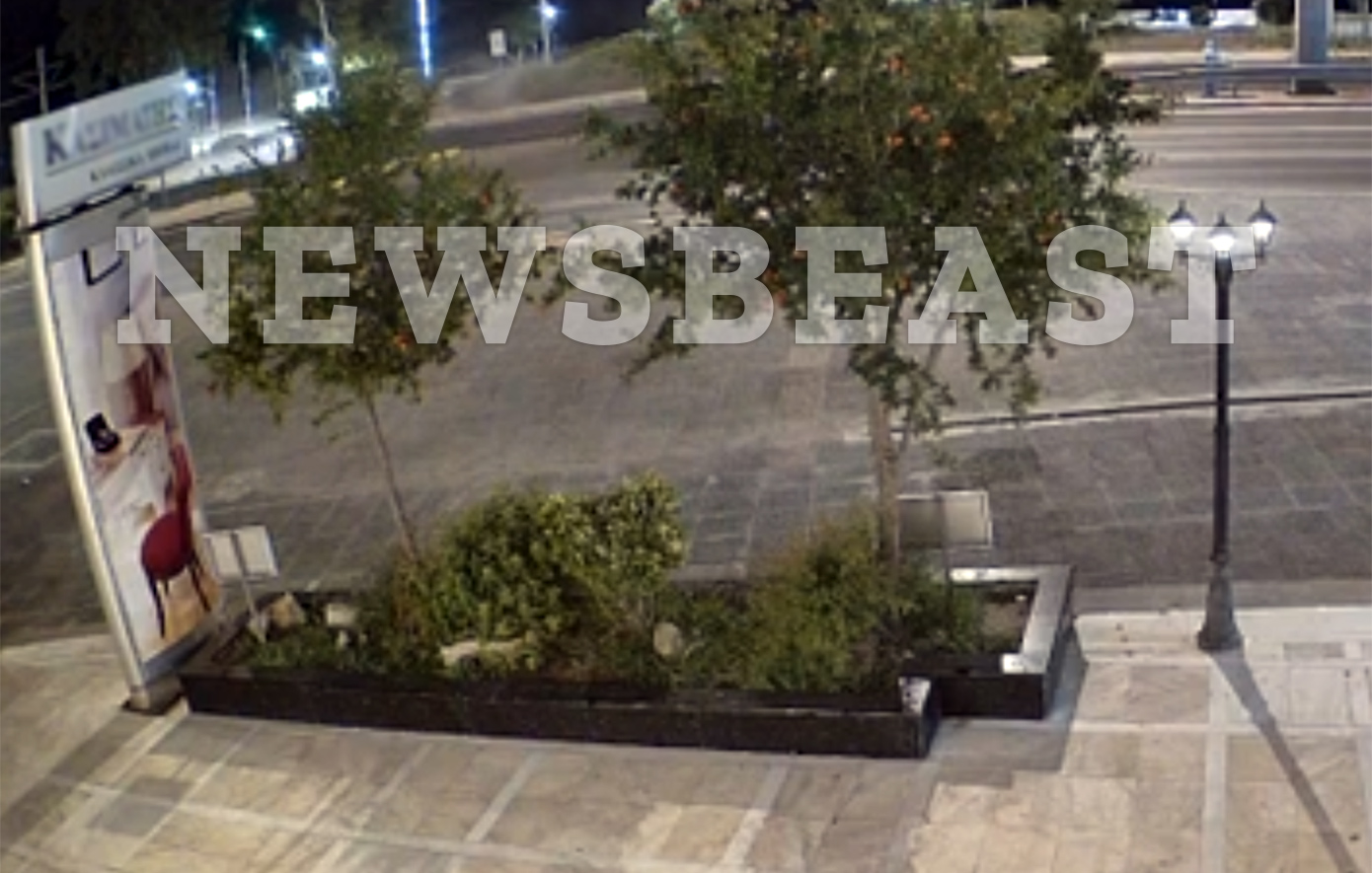 Τροχαίο-στην-παραλιακή:-Βίντεο-ντοκουμέντο-με-τη-στιγμή-που-το-αυτοκίνητο-«καρφώνεται»-στο-φανάρι