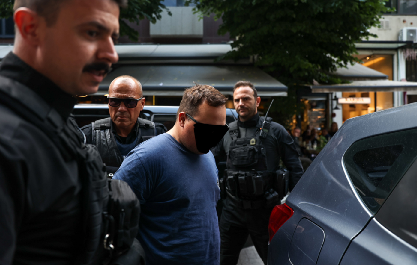 Με-σκυμμένο-κεφάλι-έφτασε-στο-Δικαστικό-Μέγαρο-ο-μητροκτόνος-της-Λάρισας-–-Θλίψη-στη-γειτονιά,-«είμαστε-σοκαρισμένοι»