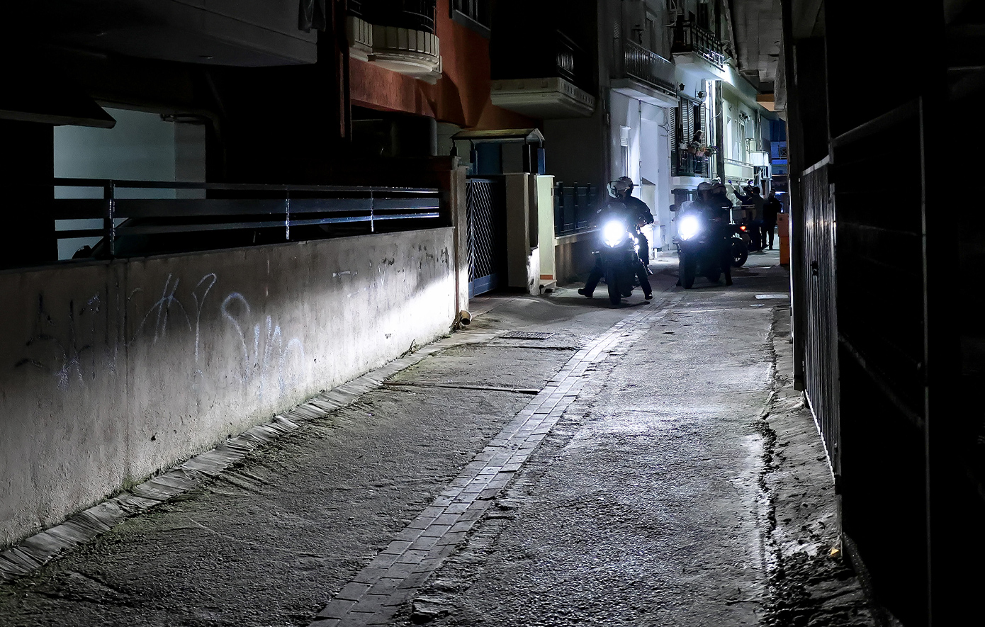 Μητροκτονία-στη-Λάρισα:-«Του-είπε-ότι-το-χαλί-έχει-μπογιά-–-Τον-απείλησε-ότι-θα-τον-μπλέξει»-–-Τι-λέει-ξάδερφος-του-δράστη