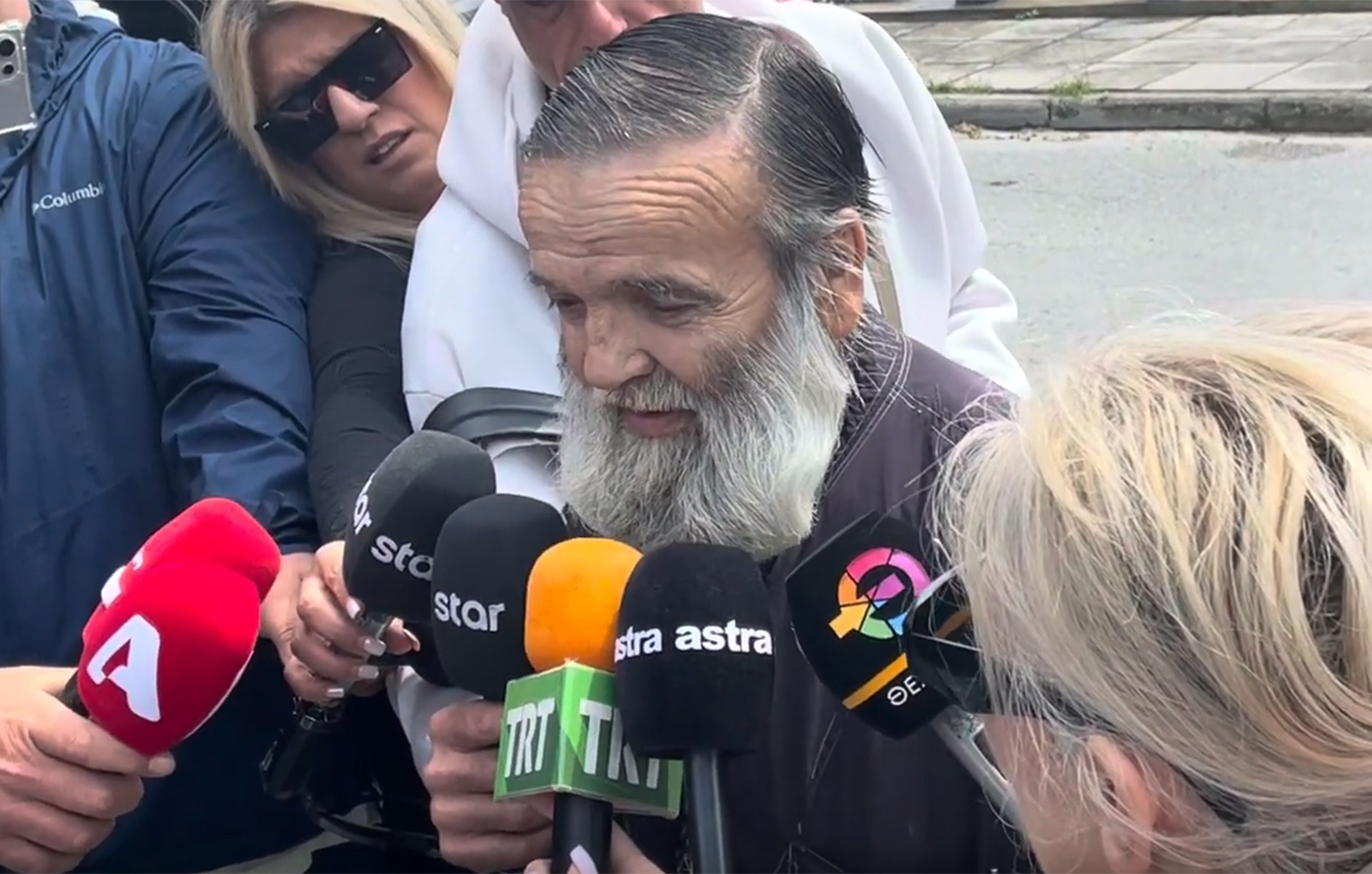 Οδύνη-στην-κηδεία-της-52χρονης-μητέρας-στη-Λάρισα-–-Συγκλονισμένος-ο-πατέρας-της,-θέλει-να-ρωτήσει-τον-εγγονό-του-γιατί-τη-σκότωσε