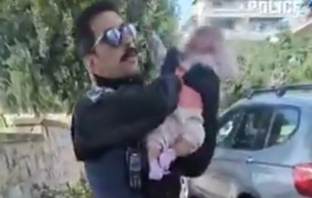 «Όταν-γύρισα-σπίτι,-αγκάλιασα-και-φίλησα-το-παιδί-μου»-–-Συγκινεί-ο-αστυνομικός-που-βρήκε-το-βρέφος-σε-κάδους-στον-Άλιμο