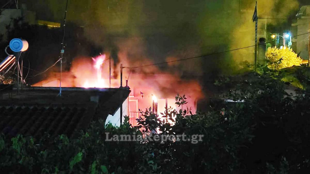 Νύχτα-τρόμου-στη-Λαμία:-Είδε-το-σπίτι-του-να-παίρνει-φωτιά-και-απειλούσε-θεούς-και-δαίμονες-με-ένα-μαχαίρι