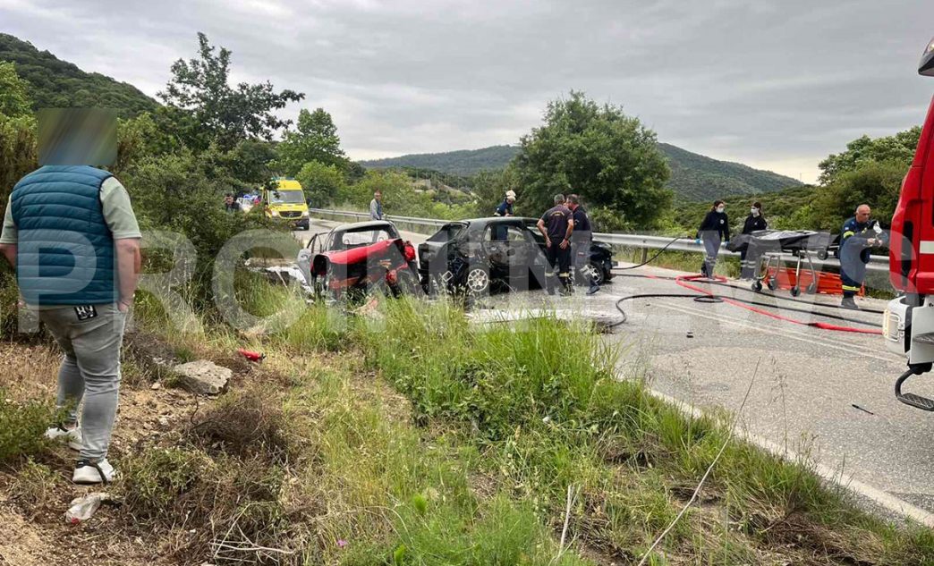 Τραγωδία-στην-Καβάλα:-Ένας-νεκρός-και-δύο-τραυματίες-σε-τροχαίο-–-Τυλίχθηκαν-στις-φλόγες-και-τα-δύο-οχήματα