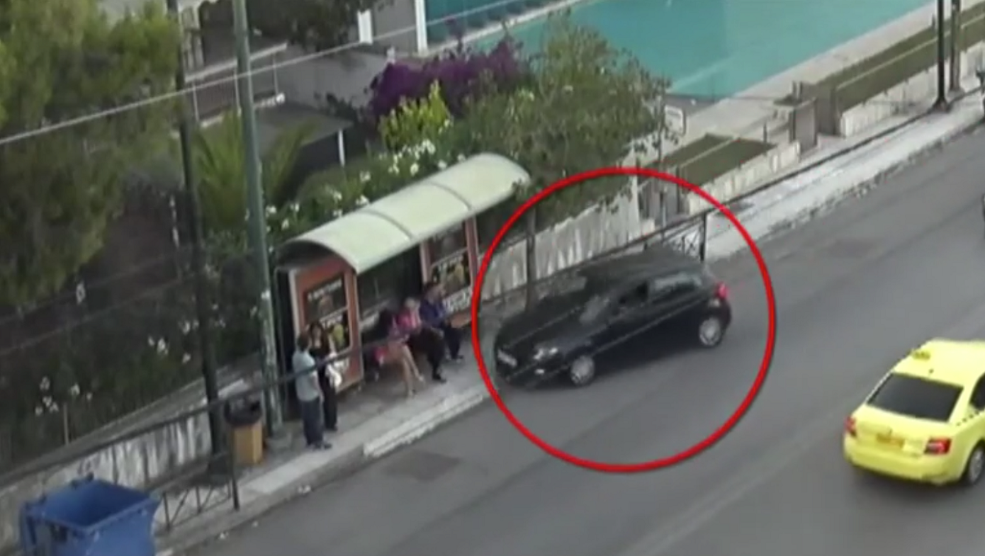 Χαλάνδρι:-Η-στιγμή-που-το-ΙΧ-πέφτει-πάνω-στη-στάση-λεωφορείου-–-Ερευνάται-αν-ο-οδηγός-είχε-πρόθεση