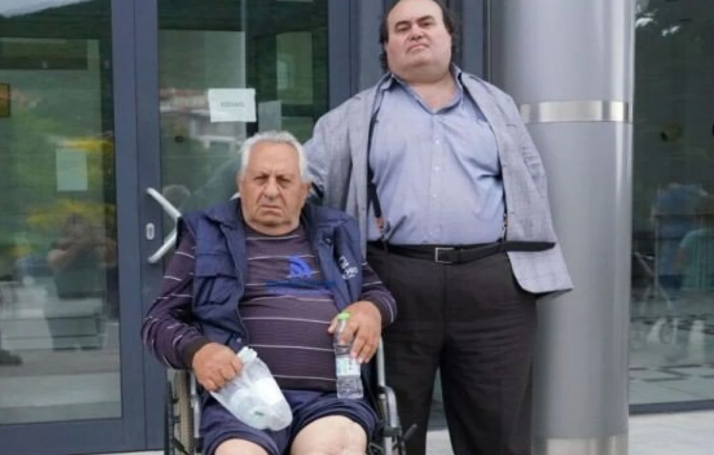 Έκαναν-έξωση-σε-83χρονο-νεφροπαθή-στη-Χαλκιδική-ενώ-έκανε-αιμοκάθαρση-–-Συνέλαβαν-τη-σύζυγο,-τις-κόρες-και-τον-εγγονό-του