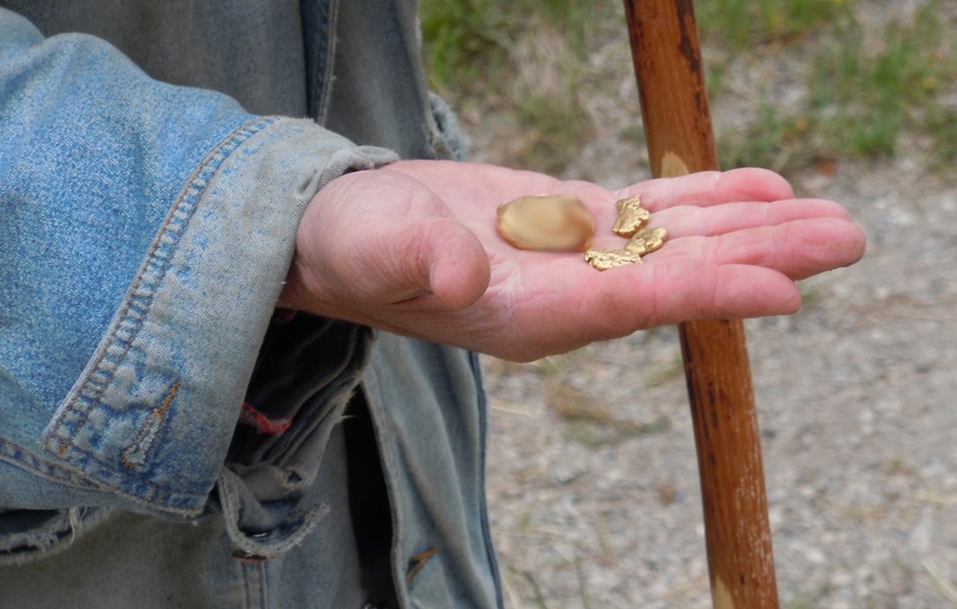 Φθιώτιδα:-Πήγαν-για-περίπατο-και-βρέθηκαν-με-χειροπέδες-–-Αστυνομικός-βρήκε-χρυσά-νομίσματα-στο-αυτοκίνητό-τους