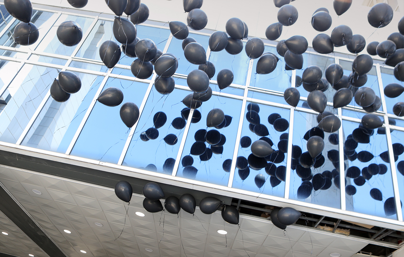 Φωτιά-στο-Μάτι:-«Αθάνατοι»-φώναξαν-συγγενείς,-αφήνοντας-120-μαύρα-μπαλόνια-στον-ουρανό