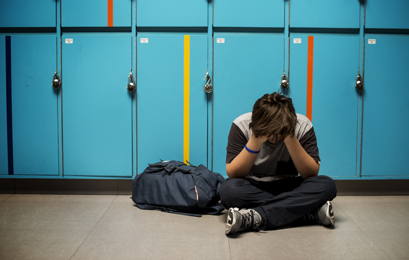 Πριν-κάψουν-τον-13χρονο-με-τσιγάρο,-τον-έβαλαν-στον-τοίχο-και-του-πετούσαν-μπάλα-στο-κεφάλι-–-Η-δίωξη-σε-βάρος-του-16χρονου-στη-Θεσσαλονίκη