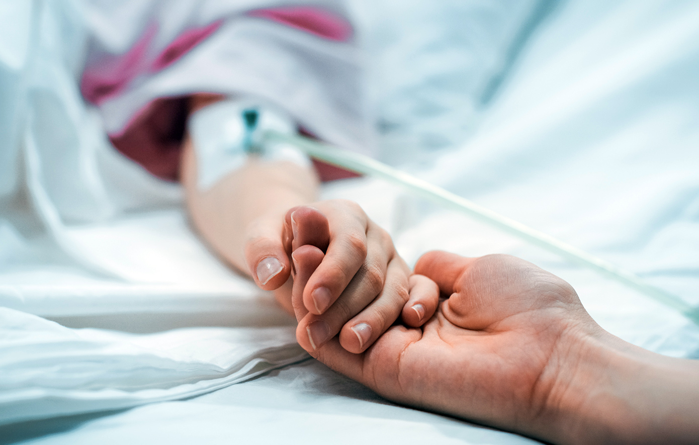 Αστυνομικοί-μετέφεραν-2χρονο-κοριτσάκι-στο-Νοσοκομείο-Λάρισας-–-Χειροπέδες-στους-παππούδες