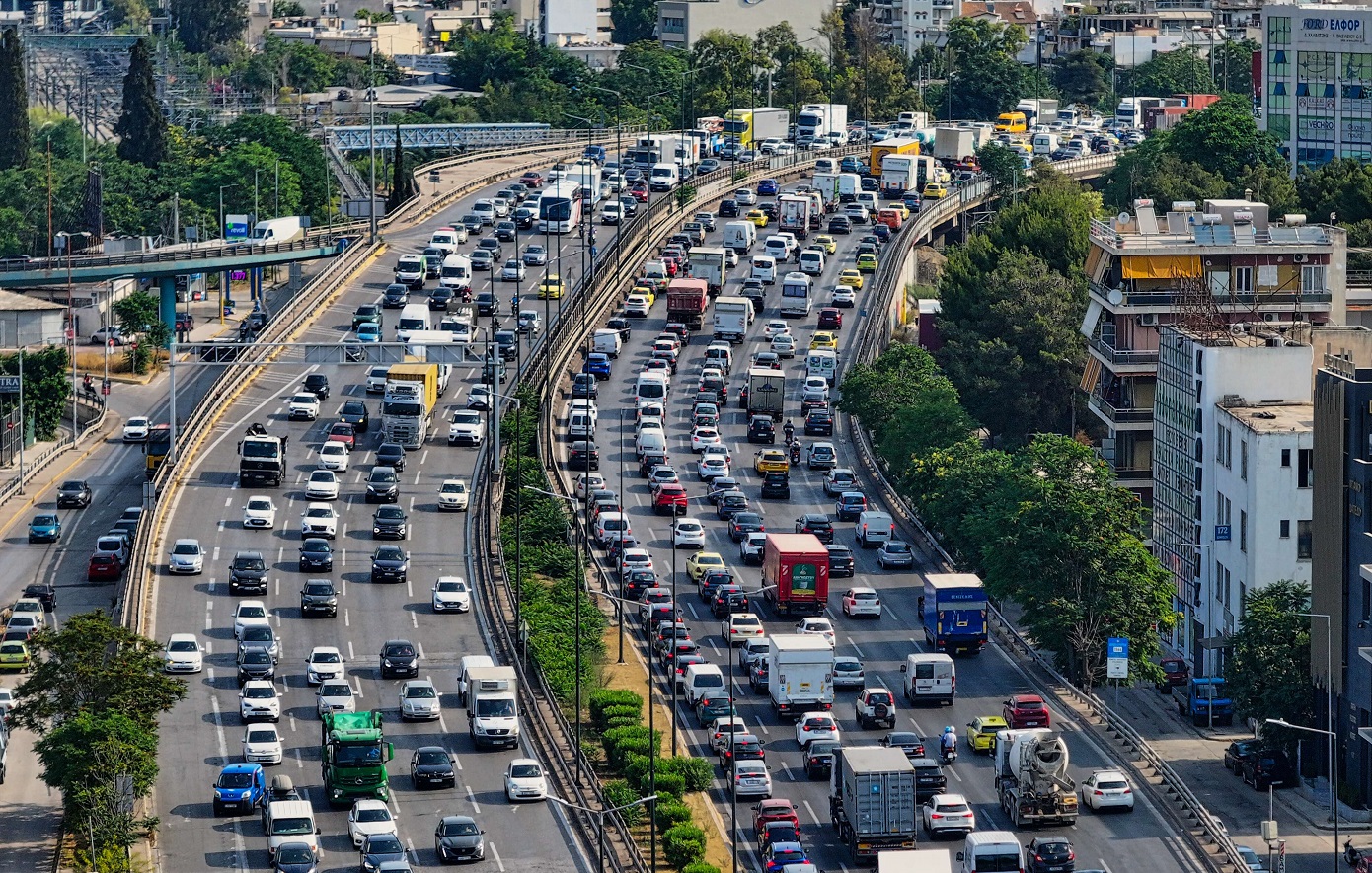 Η-λογική-πίσω-από-τον-νέο-ΚΟΚ:-1000-ευρώ-και-αφαίρεση-άδειας-για-6-μήνες-στη-δεύτερη-παράβαση-με-κινητό