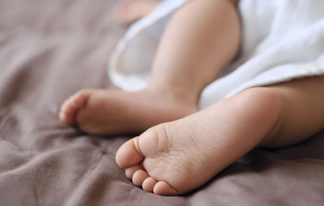 Νεκρό-βρέφος-στην-Πάρο:-«Η-μητέρα-είναι-θύμα-ενδοοικογενειακής-βίας-–-Τα-πρόσεχε-τα-παιδιά-της»