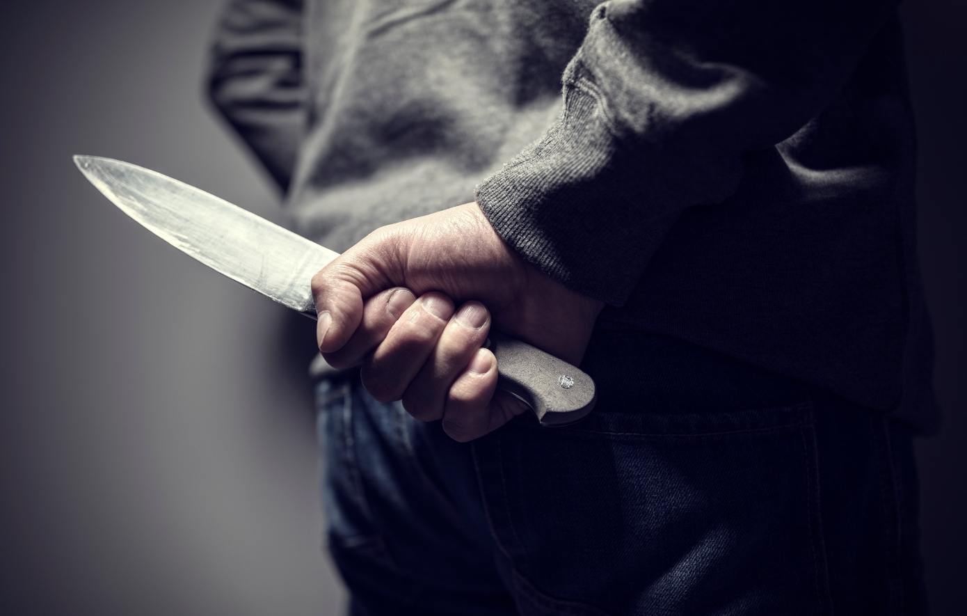 Ένα-μαχαίρι,-πέντε-όροφοι,-μια-ζωή-που-άλλαξε-–-Η-εξομολόγησή-μου-ως-θύμα-ένοπλης-ληστείας-μέσα-στην-ίδια-μου-την-πολυκατοικία