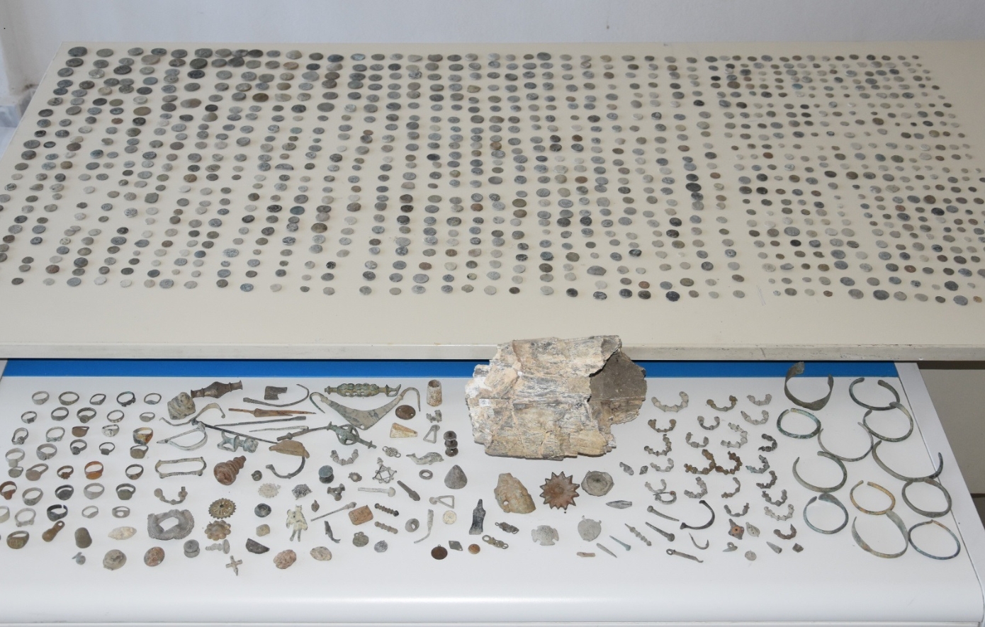 Πλήθος-αρχαίων-αντικειμένων-από-τη-Ρωμαϊκή-και-Βυζαντινή-εποχή-εντόπισε-η-αστυνομία-στα-Γρεβενά