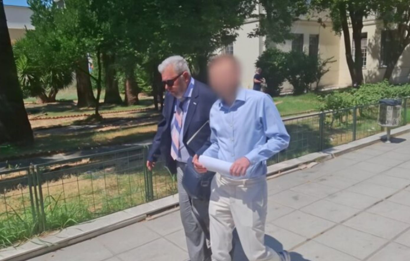 Χαμογελαστός-στα-δικαστήρια-ο-Βολιώτης-δημοσιογράφος-που-κατηγορείται-ότι-εκβίαζε-τη-Ζέττα-Μακρή-–-Αφέθηκε-ελεύθερος-μέχρι-την-εκδίκαση