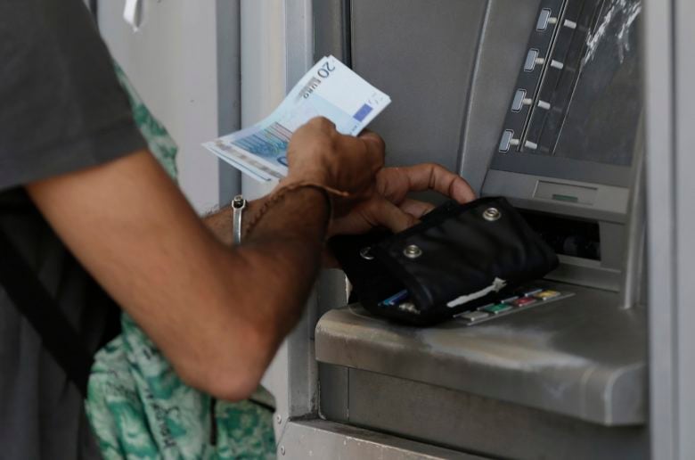 Σε-ισχύ-η-νέα-νομοθετική-ρύθμιση-για-τις-συναλλαγές-μέσω-ΑΤΜ-από-τις-11-Αυγούστου-–-Αναλήψεις-μετρητών-χωρίς-προμήθεια