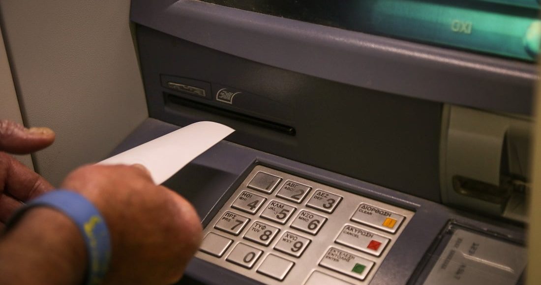 Από-τη-Δευτέρα-11-Αυγούστου-δωρεάν-αναλήψεις-από-τα-ΑΤΜ-των-ελληνικών-τραπεζών-–-Θέσπιση-εθνικού-πλαφόν-για-τρίτους-παρόχους