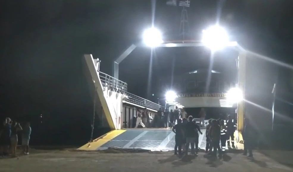 Στο-λιμάνι-των-Νέων-Στύρων-ρυμουλκήθηκε-το-φέρι-μποτ-που-προσάραξε-σε-ξέρα-–-«Δεν-υπάρχει-βλάβη-στο-πηδάλιο»-λέει-ο-νηογνώμονας