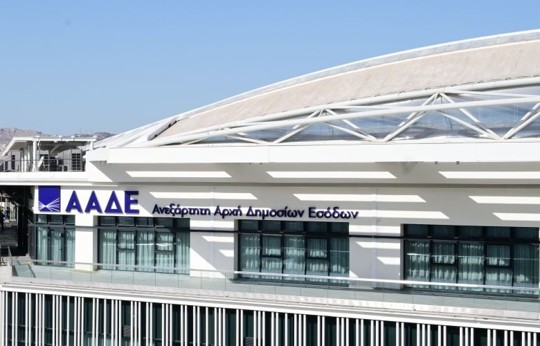 Με-αιφνιδιαστικές-επισκέψεις-οι-ελεγκτές-της-ΑΑΔΕ-κάνουν-«φύλλο-και-φτερό»-επιχειρήσεις-σε-τουριστικούς-προορισμούς