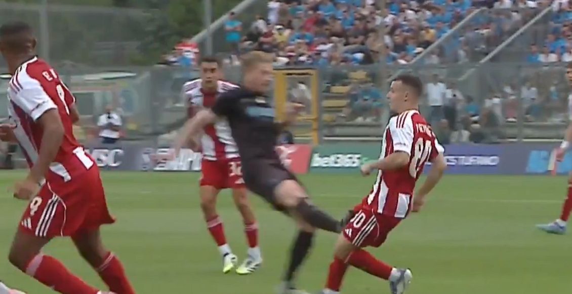 Ολυμπιακός:-Το-video-με-το-«εγκληματικό»-χτύπημα-του-Ντε-Μπρόινε-στον-Πνευμονίδη