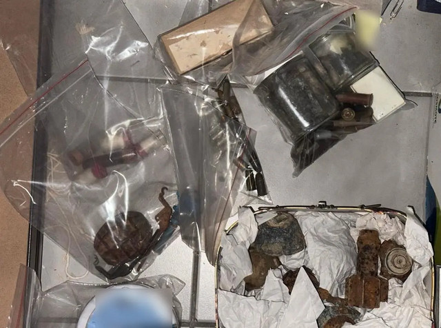 Αυτό-είναι-το-οπλοστάσιο-που-βρέθηκε-σε-κάδο-απορριμμάτων-στην-Καισαριανή-–-Δείτε-φωτογραφίες