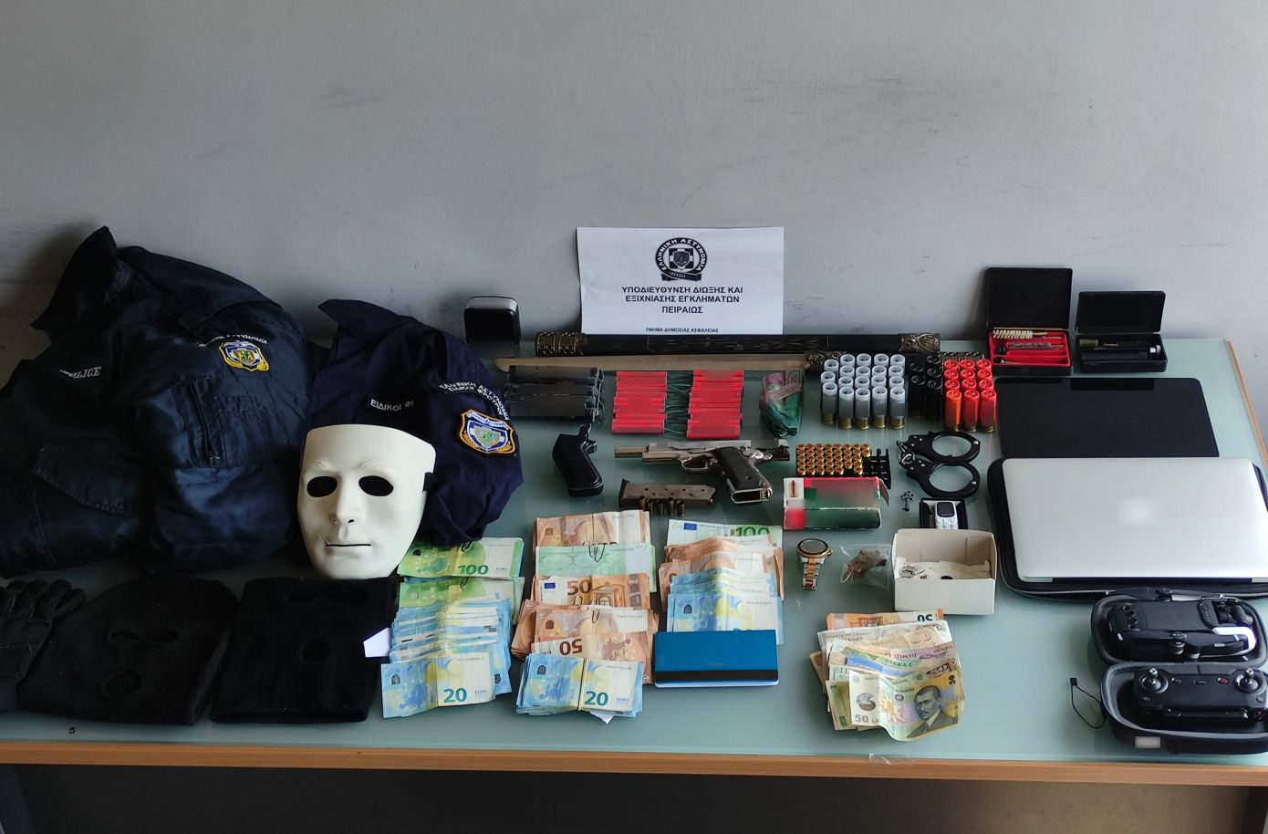 Ρούχα-με-διακριτικά-της-ΕΛΑΣ,-όπλα,-κροτίδες,-ναρκωτικά-και-8.360-ευρώ-στο-σπίτι-38χρονου-στον-Ταύρο