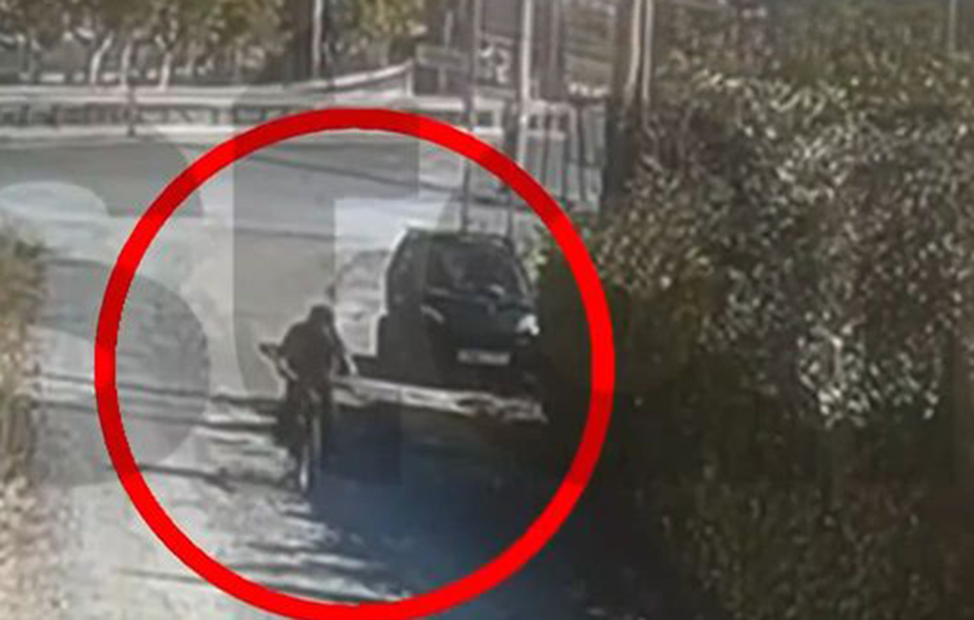 Φωτιά-στην-Παιανία:-Καρέ-καρέ-η-δράση-του-εμπρηστή-με-το-ποδήλατο