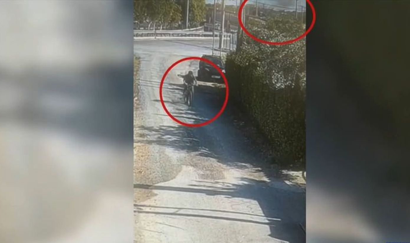 Η-στιγμή-που-ο-62χρονος-φερόμενος-εμπρηστής-απομακρύνεται-από-το-σημείο-της-φωτιάς-στην-Κάντζα-–-Δείτε-βίντεο