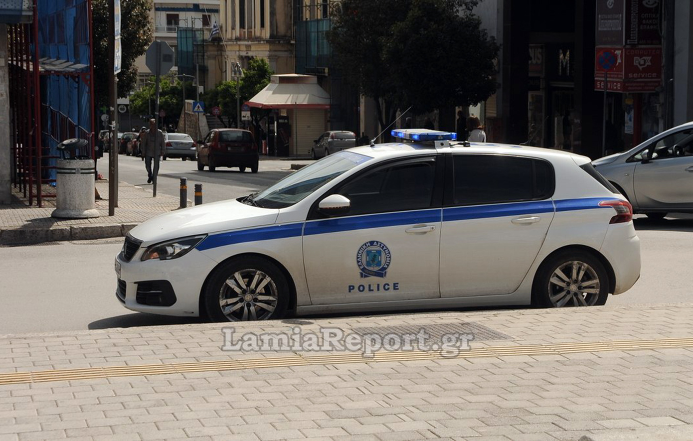 Αρπαγή-τύπου-«tiger»-και-ληστεία-στη-Λαμία-–-Απείλησαν-με-πιστόλι-και-μαχαίρι-30χρονο-που-έκανε-ανάληψη-από-ΑΤΜ