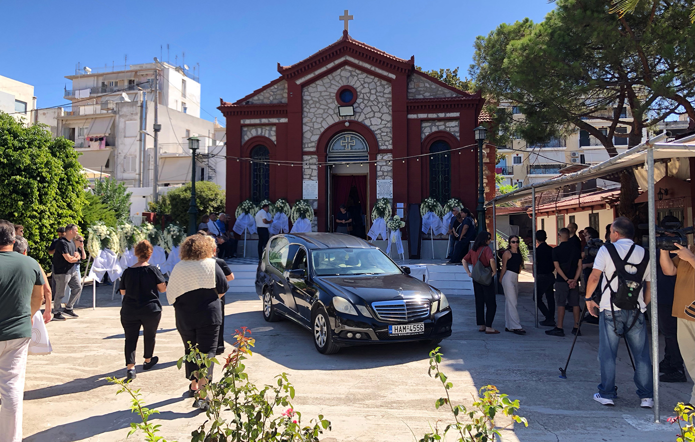 Οδύνη-στην-κηδεία-της-«γιαγιάς-Τιτίκας»-που-σκοτώθηκε-για-να-σώσει-το-8χρονο-κοριτσάκι-στο-τροχαίο-στην-Πάτρα-–-Δείτε-φωτογραφίες