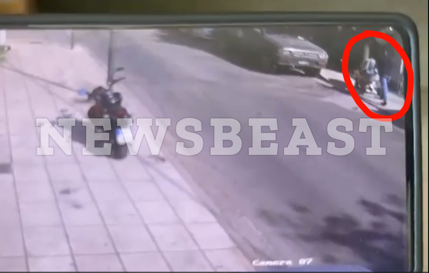 Η-στιγμή-της-απαγωγής-του-μωρού-στο-Κουκάκι-–-Ο-άνδρας-αρπάζει-το-μωρό-και-τρέχει