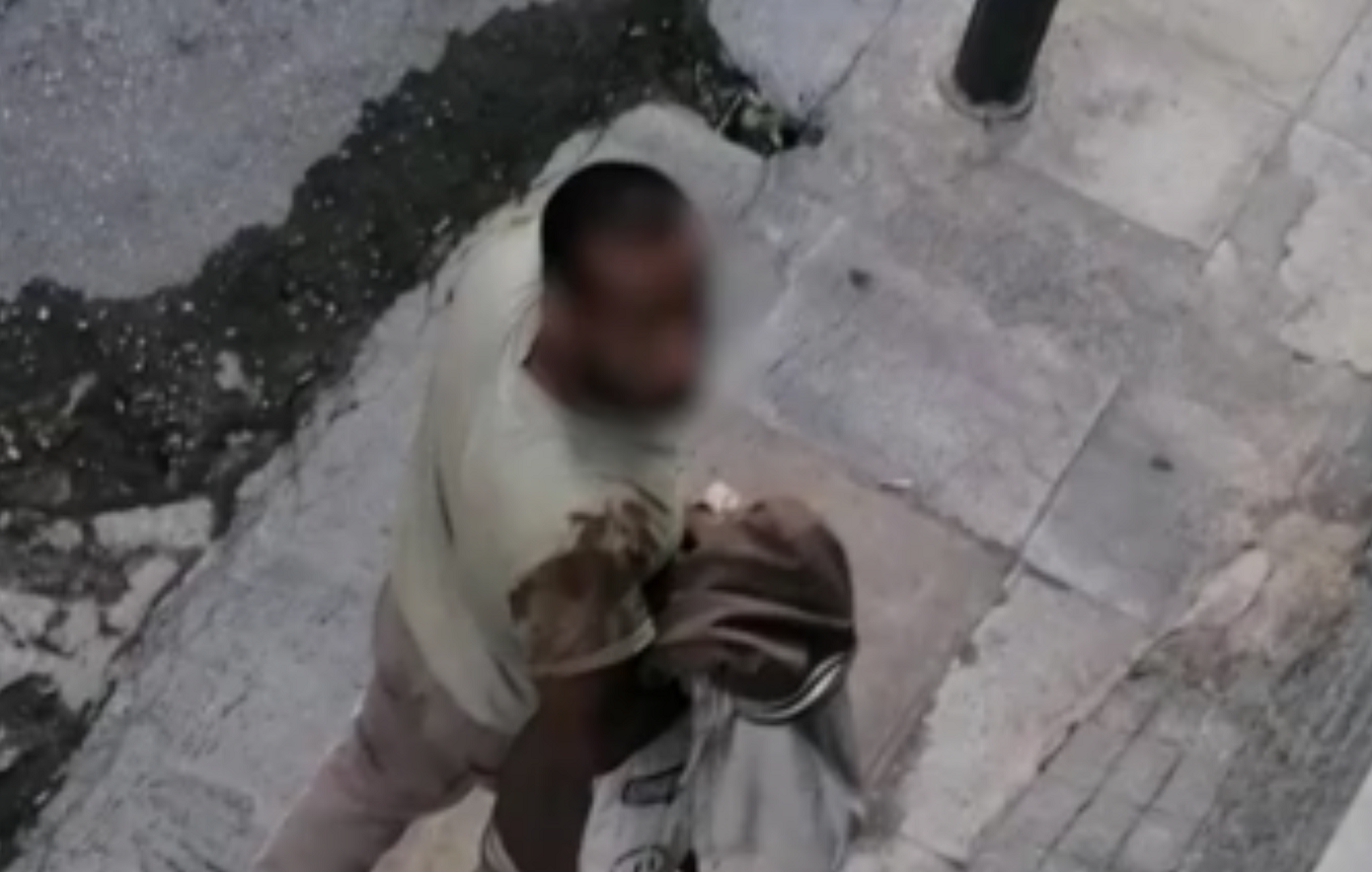 Ξυπόλητος-άνδρας-παρενοχλεί-γυναίκες-σε-Περιστέρι-και-Εξάρχεια:-Τούς-ορμάει-και-σε-μαγαζιά-–-Δείτε-φωτογραφία-του