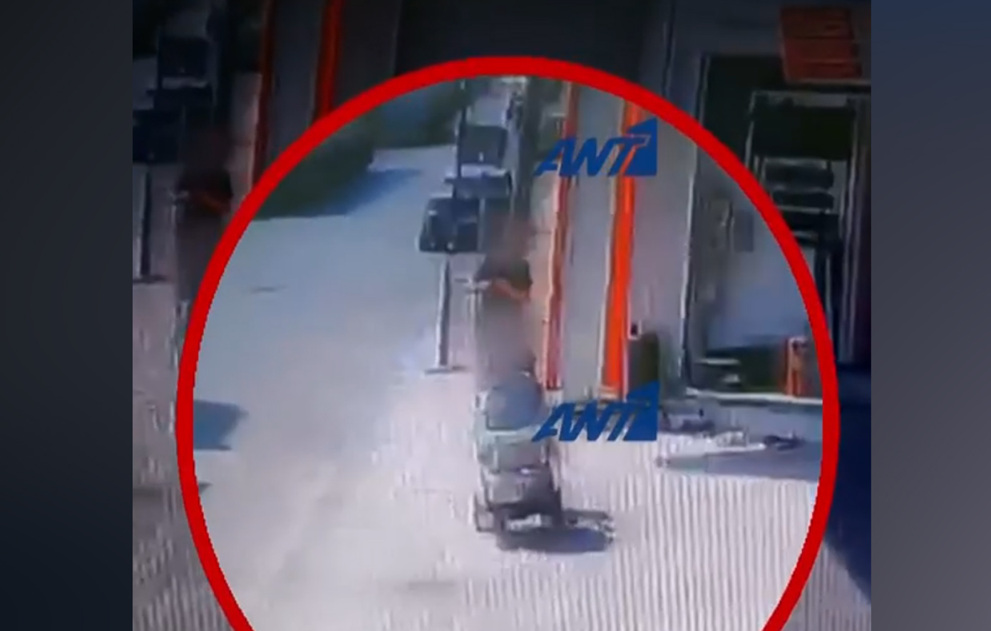 Αρπαγή-βρεφών-από-17χρονο:-Η-στιγμή-που-πλησιάζει-τη-μητέρα-με-το-καρότσι-–-Νέο-βίντεο-ντοκουμέντο