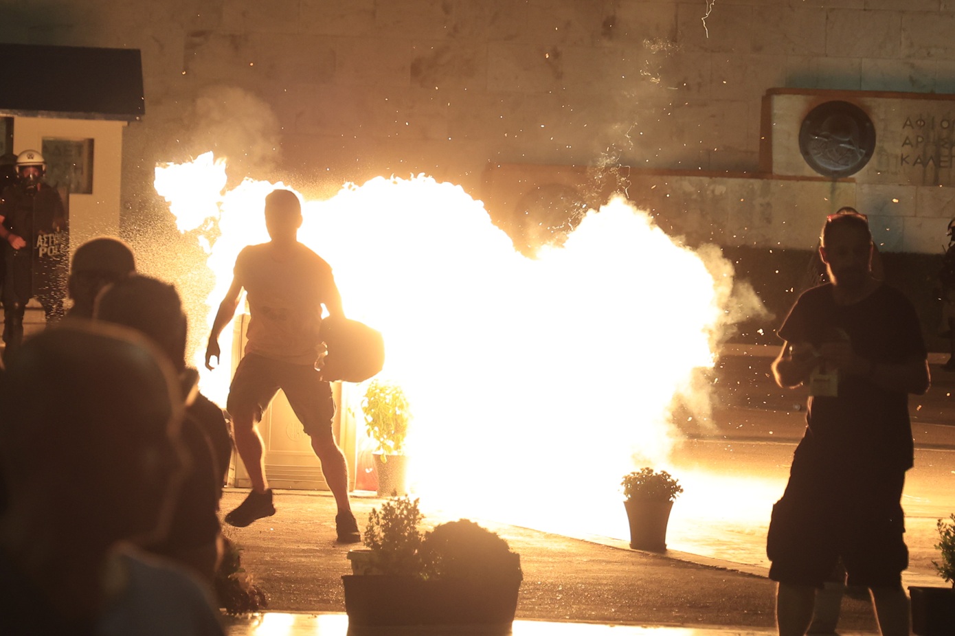 Επεισόδια-με-μολότοφ-στο-Σύνταγμα-μετά-τη-συγκέντρωση-διαμαρτυρίας-για-τα-Τέμπη