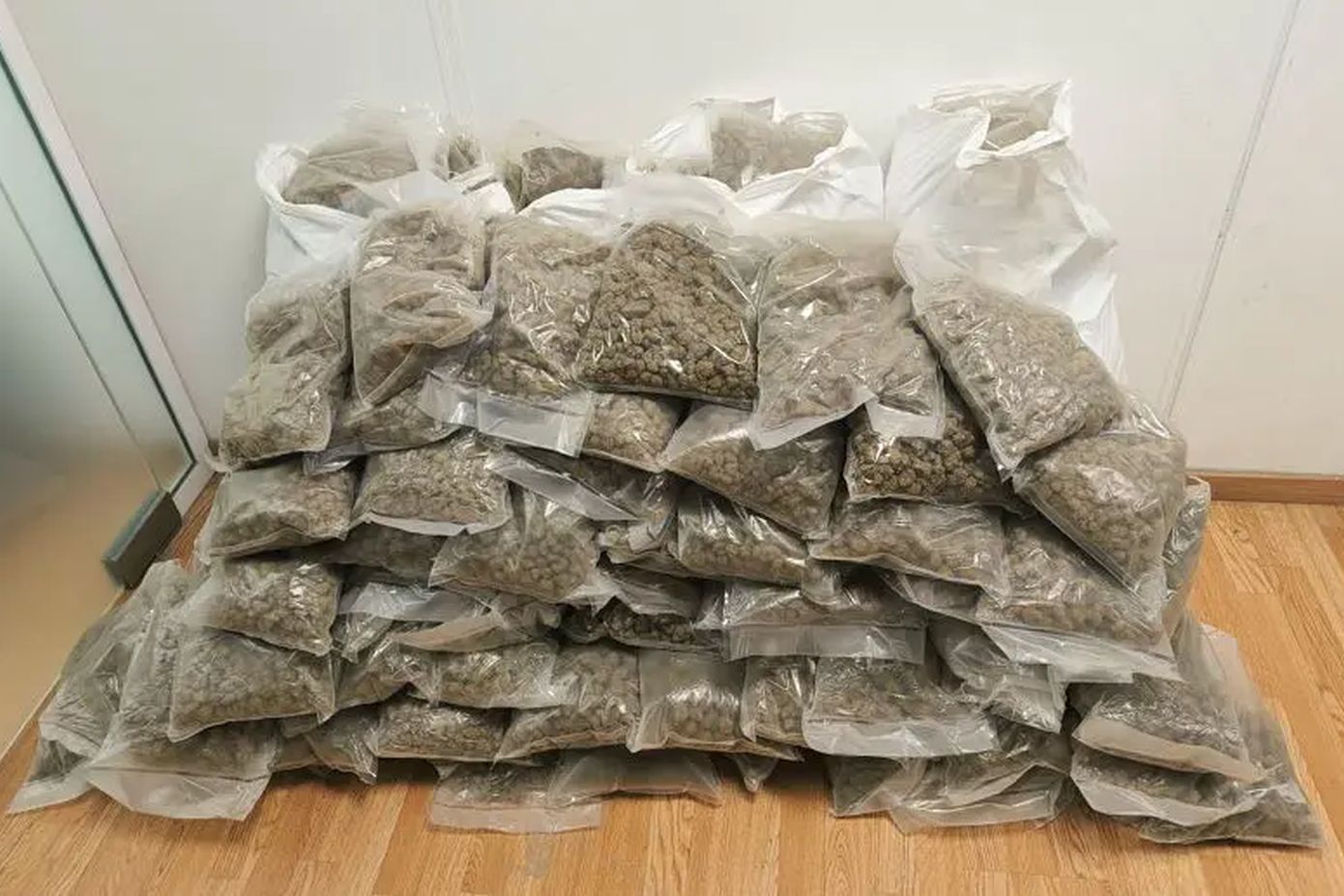 Νεαροί-εισήγαγαν,-μέσω-ταχυδρομικού-δέματος,-62-κιλά-ακατέργαστης-κάνναβης