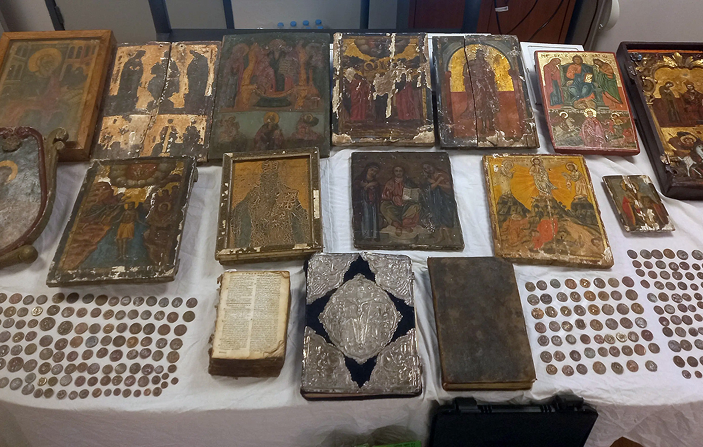 «Ιερές-μπίζνες»-στο-Μέγα-Σπήλαιο-Καλαβρύτων:-Αυτά-είναι-τα-νομίσματα,-οι-εικόνες-και-τα-ευαγγέλια-που-κατασχέθηκαν