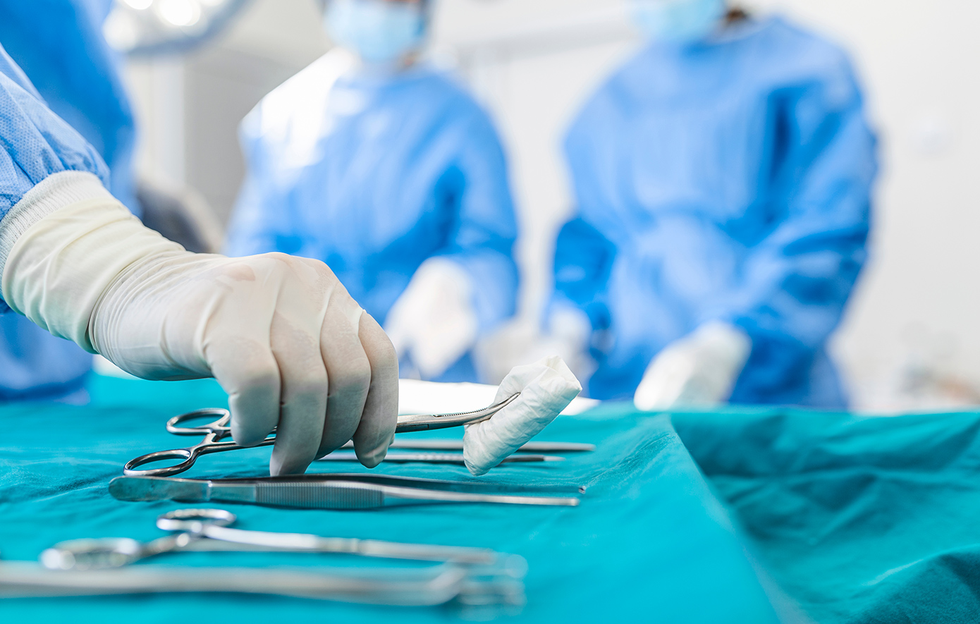 «Μας-είπε-ότι-δεν-θα-πάρει-καθόλου-χρήματα-και-μετά-το-χειρουργείο-μάς-πίεζε-για-3.000»-–-«Βροχή»-οι-καταγγελίες-για-τον-συλληφθέντα-γιατρό