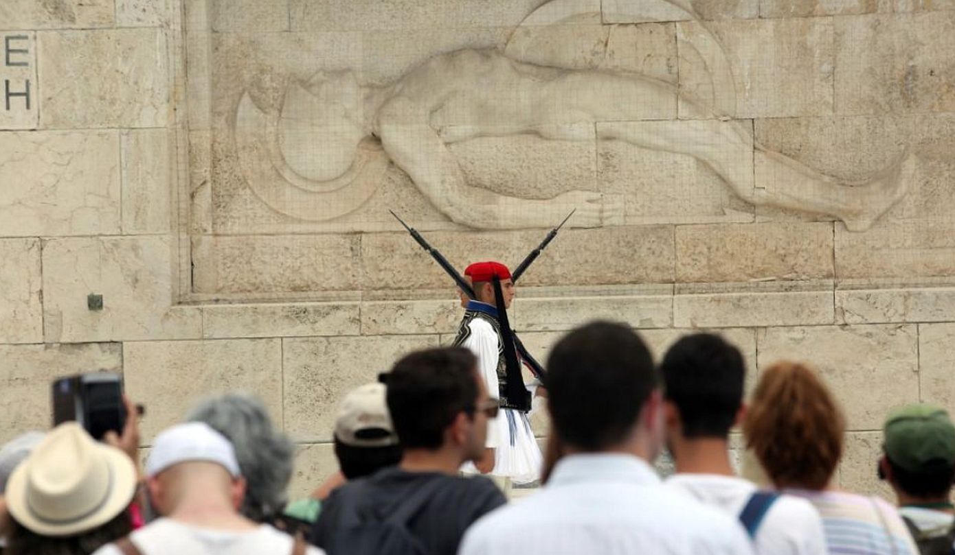 Ζευγάρι-Ισραηλινών-συνεπλάκη-με-τρεις-Παλαιστίνιους-μπροστά-από-το-Μνημείο-του-Άγνωστου-Στρατιώτη-στη-Πλατεία-Συντάγματος