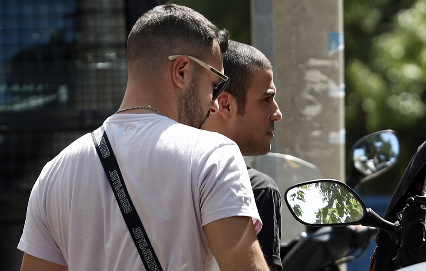 Φωτογραφίες-από-τη-μεταγωγή-του-Γιάννη-Μάλαμα-στον-εισαγγελέα-μετά-τις-κουτουλιές-σε-αστυνομικό