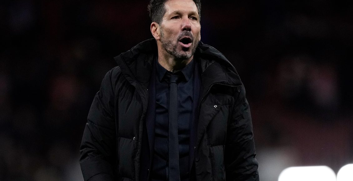 Χαμός-με-Σιμεόνε-στο-Άνφιλντ:-Τσακώθηκε-με-οπαδούς,-έκανε-χειρονομίες-και-αποβλήθηκε