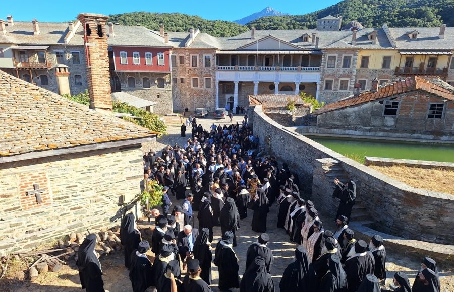 Η-Εξόδιος-Ακολουθία-του-μακαριστού-Γέροντος-Βασιλείου-Γοντικάκη-στην-ΙΜ.-Ιβήρων-(ΦΩΤΟ)