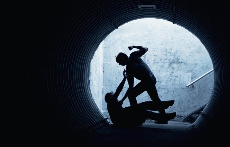 Σοκ-στο-Παγκράτι:-Ομάδα-νεαρών-επιτέθηκε-σε-15χρονο-για-να-του-πάρουν-την-μπλούζα