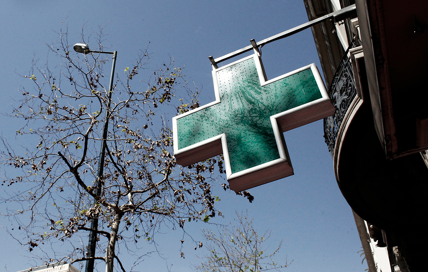 Ληστής-μπήκε-σε-φαρμακείο-στα-Χανιά-και-απείλησε-με-όπλο-για-λεφτά-και-ναρκωτικά