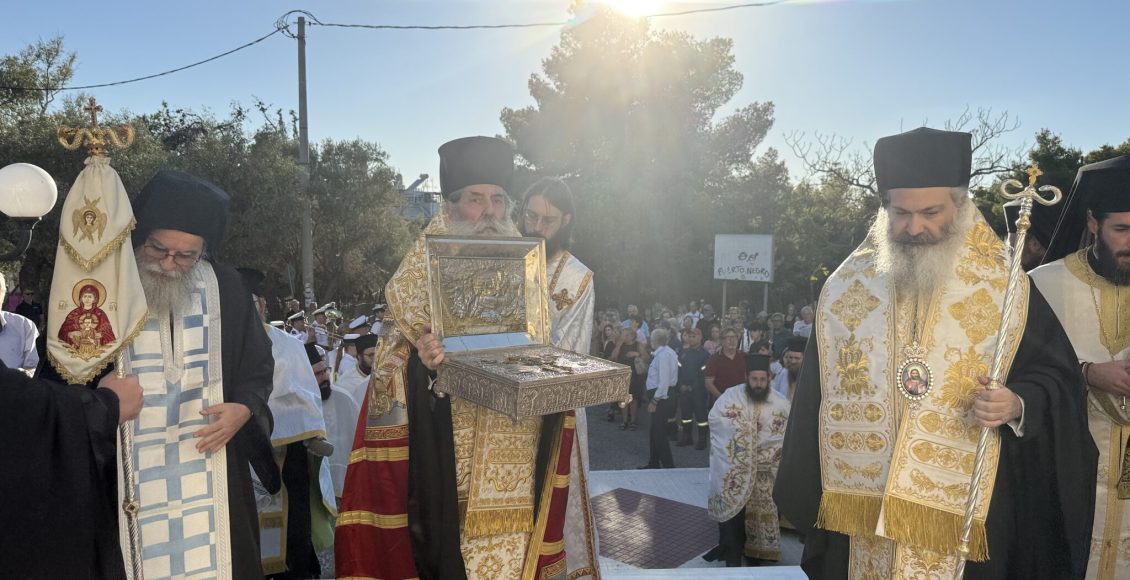 Τίμιο-Ξύλο-και-Άρραφος-Χιτώνας-του-Κυρίου-μας-στην-Ι.-Μητρόπολη-Πειραιώς